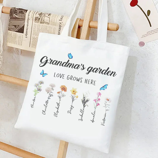 Personalized tote bag with birth flowers and kids' names, ideal gift for grandma or mom.