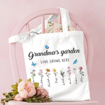 Personalized tote bag with birth flowers and kids' names, ideal gift for grandma or mom.